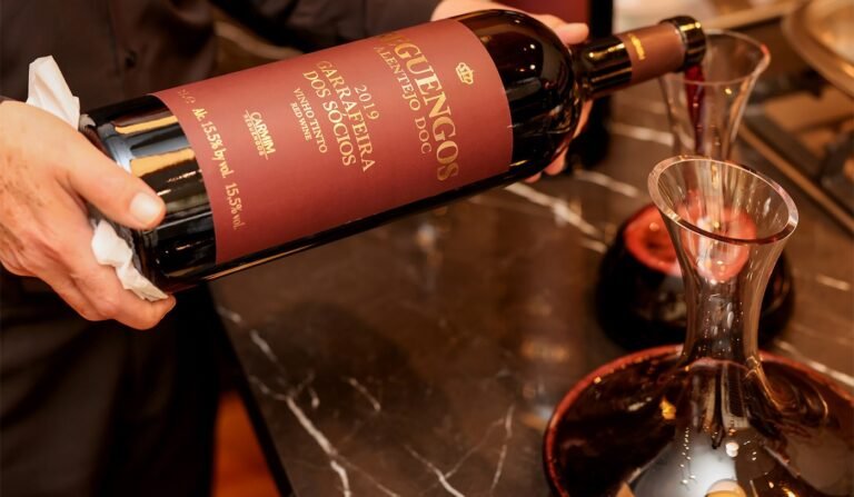 Consumo de vinho no Brasil bate recorde em 2025 e avança na contramão do mercado global 12 retração de 14% desde 2018. O Brasil esteve entre os poucos países a registrar aumento no consumo, ao lado do Japão. A área de vinhedos...
