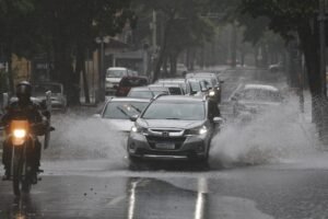 chuvas no interior paulista: carro atravessa poça em rua alagada