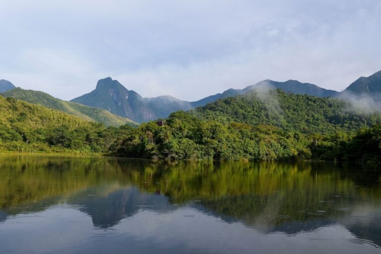 Rio: reserva marinha alia proteção ambiental com atividades econômicas 4 reserva ambiental: Montanhas cobertas por floresta densa refletidas em um lago calmo na Região Serrana do Rio de Janeiro.