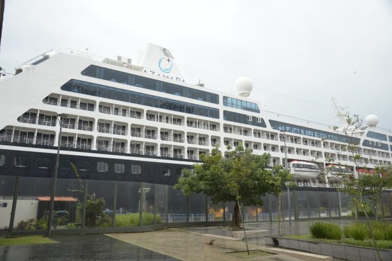 Temporada de cruzeiros começa na sexta com projeção de mais empregos 5 temporada de cruzeiros: navio da empresa Azamara atracado em porto sob céu nublado.