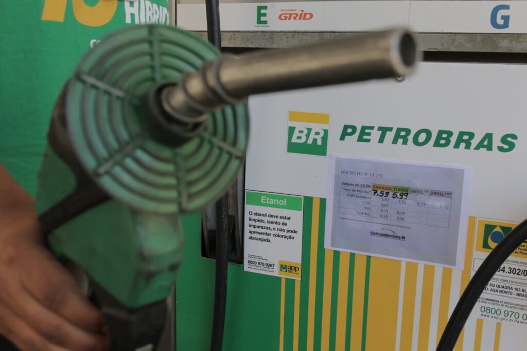 subvencao ao diesel: Bomba de combustível da Petrobras com tabela de preços e informações de impostos afixada.