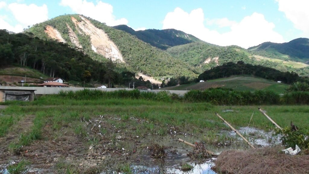 desastres climáticos: paisagem de montanhas com deslizamentos de terra e solo alagado em Nova Friburgo.