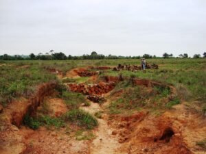 queda do desmatamento: paisagem de solo degradado e voçorocas no bioma amazônico.
