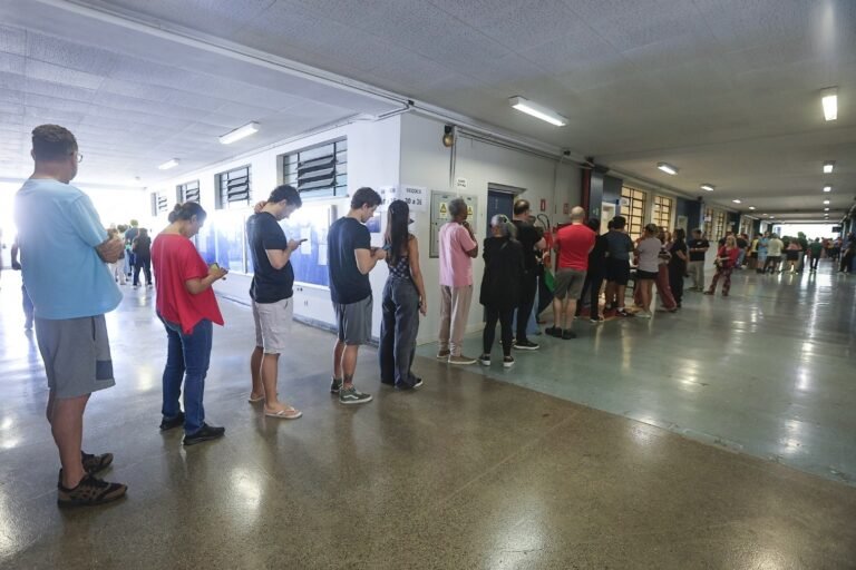 Movimento Vovó Vota defende consciência cidadã contra abstenção 5 vovó vota: fila de eleitores em um corredor interno de seção eleitoral