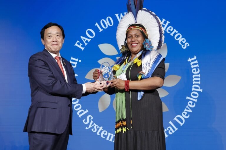 Lena Pataxó recebe troféu do diretor-geral da FAO, Qu Dongyu, durante cerimônia em Roma.