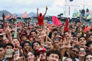 prestacao de contas: multidão em ato político na orla de Copacabana, com pessoas reunidas ao ar livre.