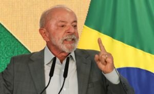 viagens internacionais: O presidente Luiz Inácio Lula da Silva gesticula com o dedo indicador erguido durante pronunciamento em Brasília.
