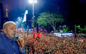 jeito de governar: Luiz Inácio Lula da Silva fala ao microfone diante de uma multidão em São Paulo.