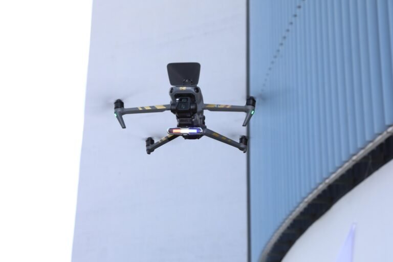 Amazônia e Cerrado evitaram emissões equivalentes às do Japão 6 desmatamento: drone cinza da Polícia Federal em voo diante de estrutura arquitetônica externa.